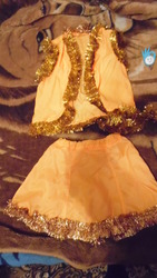 Продаю красивый Новогодний детский костюмчик и платья.